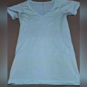 A Lululemon women's size 6 tee shirt. Pre-loved in good condition